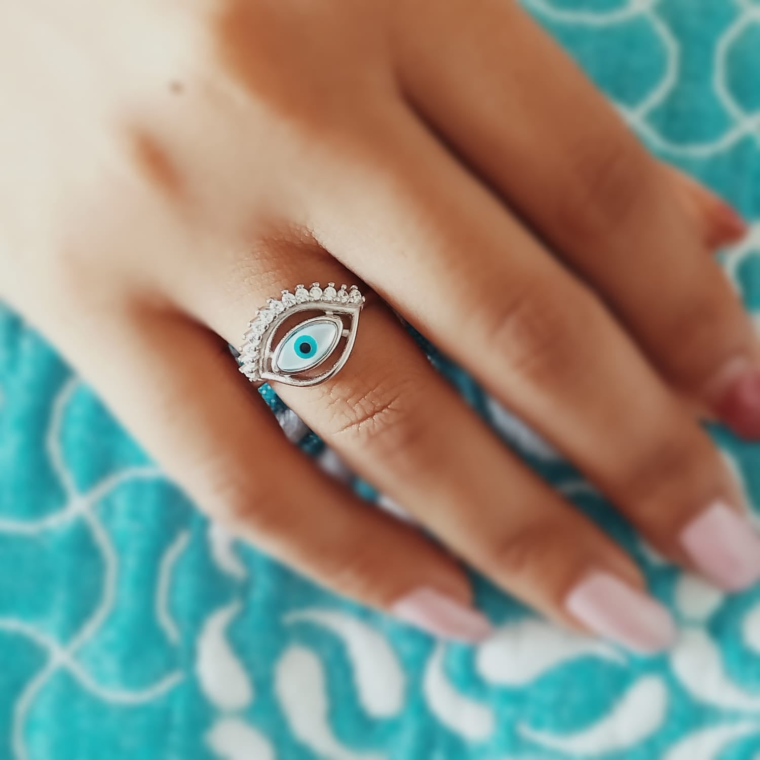 Eye hot sale ring design