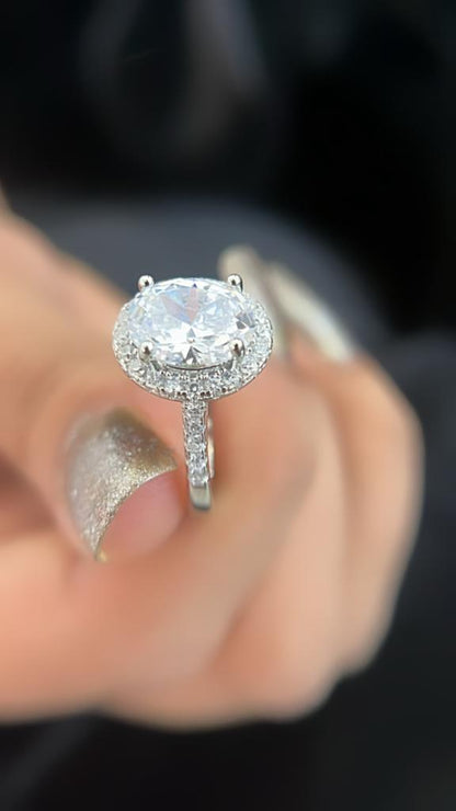 Eternal Sparkle: An Exquisite Single halo Engagement Ring - 925 Sterling Silver.